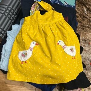 Mini Boden mustard w duck 🦆 pinafore dress. Sz 6-12 months, 80 cm